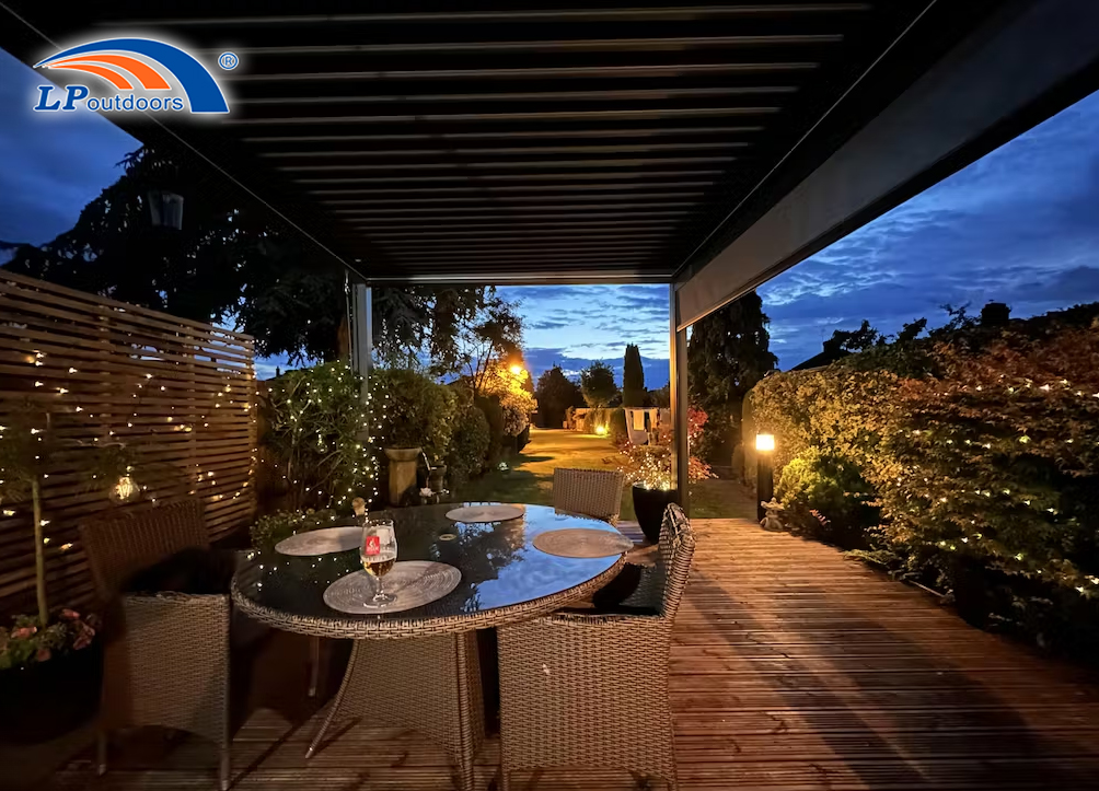 Pare-soleil bioclimatique Pergola à toit à persiennes étanche comme restaurant