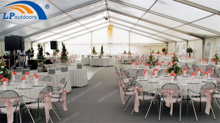 Tente de mariage de luxe à cadre en aluminium avec doublure et décoration de rideau pour événement de fête de banquet en plein air de 500 places (3)